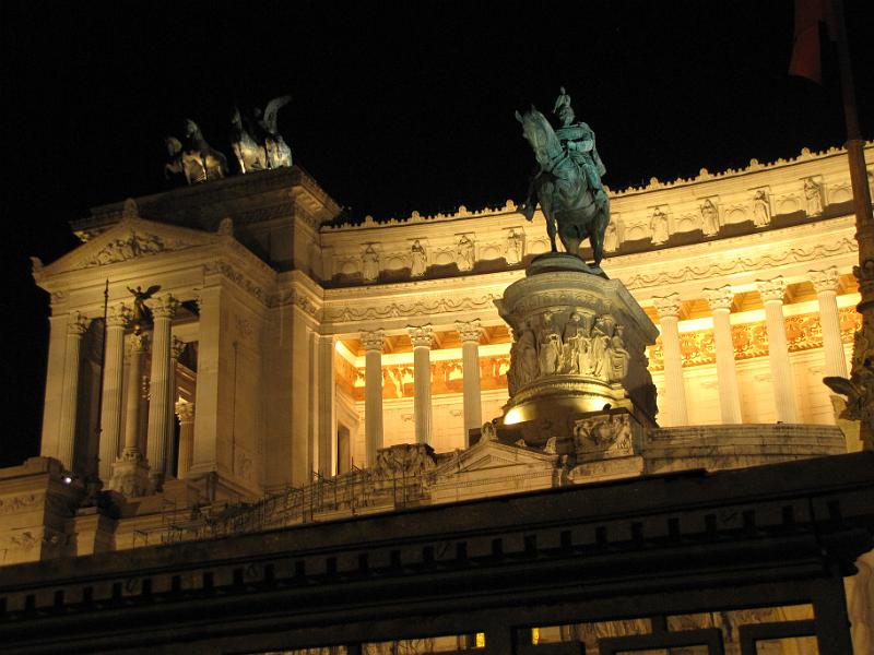 monument van victor emanuel ii_bij_nacht.jpg - Het monument van Victor Emanuel II, met op de voorgrond zijn ruiterstandbeeld, bij avond.
